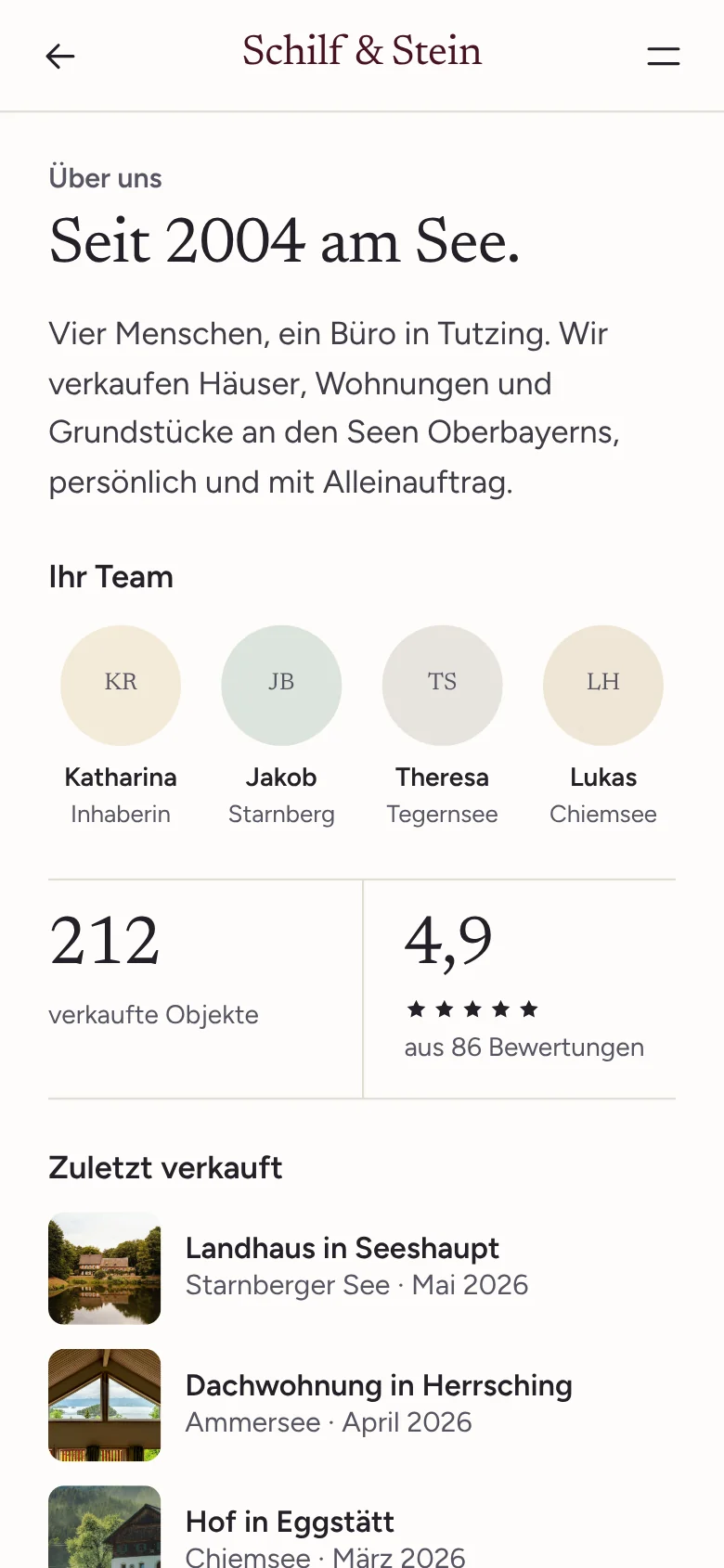 Muster: Seite „Über uns“ mit Team, verkauften Objekten und Bewertungen des erfundenen Maklerbüros Schilf & Stein am Handy